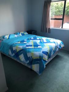 Rúm í herbergi á West Lake one bedroom accommodation