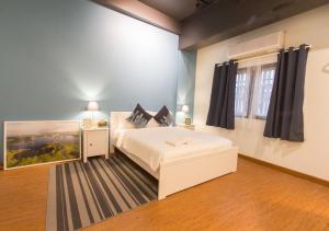 ThongLor Travellers Hostel and Cafe tesisinde bir odada yatak veya yataklar
