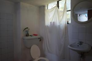 Kylpyhuone majoituspaikassa Masaka Backpackers, Tourists Cottage & Campsite