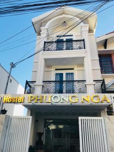 ダラットにあるHostel Phuong Ngaの前に看板がある建物