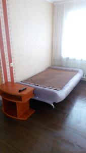Un pat sau paturi într-o cameră la Parkovaya Apartment