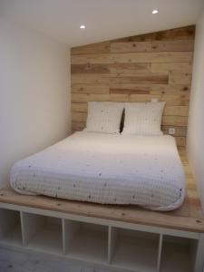 Un pat sau paturi într-o cameră la Maison de Vacances Bassin d'Arcachon