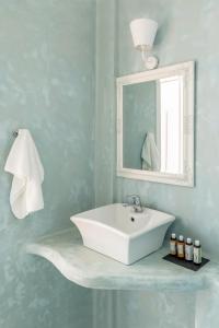 Et badeværelse på Eneos Kythnos Beach Villas-Elegant and Comfort Villas