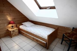 a bedroom with a bed and a lamp on a table at Grande chaume 5.1 : Centre station, à 200m du télésiège in Les Deux Alpes