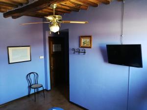 a living room with a ceiling fan and a chair at Al 182 in Fornaci di Barga
