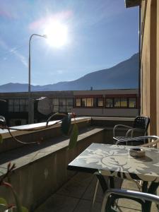 eine Terrasse mit einem Tisch und Stühlen auf dem Balkon in der Unterkunft Al 182 in Fornaci di Barga