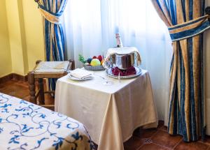 Habitación con mesa y hervidor de agua. en Cortijo De Tajar, en Huétor-Tájar