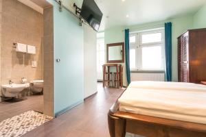 1 dormitorio con 1 cama y baño con lavamanos en Visage Appart en Berlín
