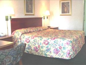 Postel nebo postele na pokoji v ubytování America's Best Inn & Suites - Decatur