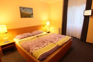 a hotel room with a large bed and two lamps at Residenz Albatros in Cuxhaven