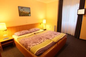 Residenz Albatros في كوكسهافن: غرفة فندقية بسرير كبير ومصباحين