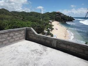 balcón con vistas a la playa en Omah Sundak Homestay, en Tepus