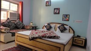 Postel nebo postele na pokoji v ubytování Hotel Swarajya Palace