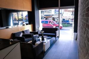 ein Restaurant mit Sofas, einem Tisch und einem roten Auto in der Unterkunft Aripsas Hotel in Giresun