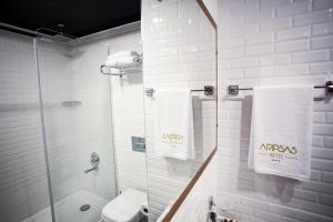 ein Badezimmer mit Dusche, Toilette und Handtüchern. in der Unterkunft Aripsas Hotel in Giresun + 19 Fotos