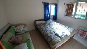 a small bedroom with a bed and a window at casa de campo en Villa Los Aromos Cordoba in Villa Los Aromos