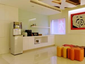 um quarto com uma cozinha com um frigorífico e uma mesa em Hotel Puri Taipei Station Branch em Taipei