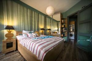 Un dormitorio con una cama y una mesa con una lámpara. en Beautiful Apartment, en Gudauri 31 fotos más