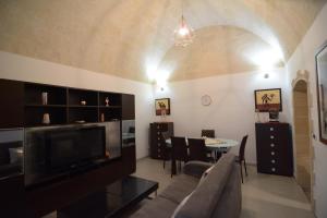 uma sala de estar com um sofá e uma mesa em Suite del Borgo em Taranto