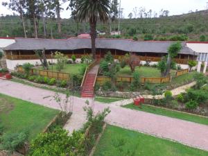 eine Luftansicht auf einen Garten vor einem Haus in der Unterkunft Stone Crescent Hotel in Grahamstown