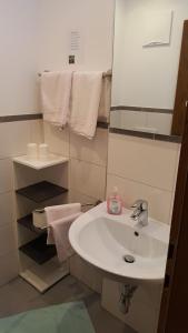 Koupelna v ubytování Hotel Pension Oswald + 37 fotografií