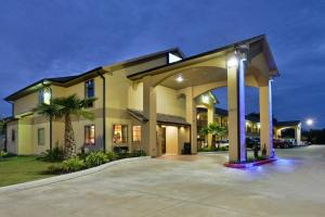 uma casa grande com garagem à noite em Americas Best Value Inn Lake Charles Interstate 210 em Lake Charles