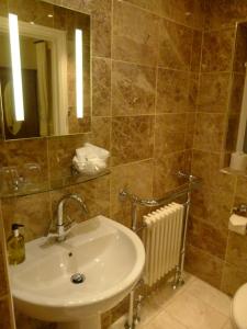 y baño con lavabo y espejo. en Deanfield en Parkend