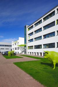 dwa pomniki byków przed budynkiem w obiekcie Bonnox Boardinghouse & Hotel w mieście Bonn