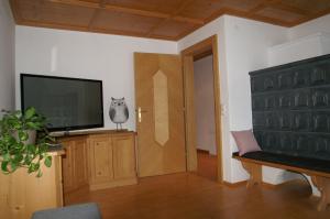 A television and/or entertainment centre at Ferienwohnung Kohlhofen