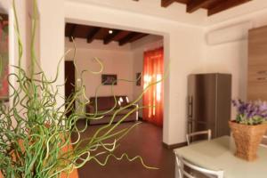 Apartment Papyri في باليرمو: غرفة معيشة مع طاولة وثلاجة