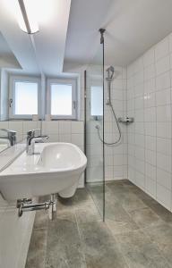 Un baño con bañera, ducha y lavabo. en Holiday Lodge Central, en Saalbach Hinterglemm 44 fotos más