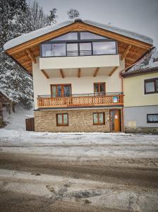 una casa con un gran balcón en la parte superior en Holiday Lodge Central, en Saalbach Hinterglemm