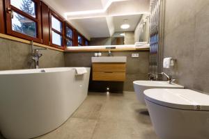 Koupelna v ubytování Hotel Bedriska Wellness Resort & Spa