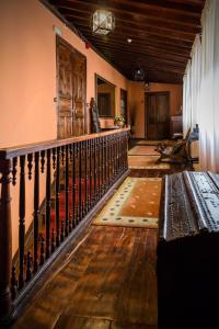 um corredor de uma casa com um corrimão de madeira em Hotel Rural Orotava em La Orotava
