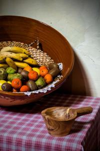 una cesta de fruta sentada en una mesa en Hotel Rural Orotava, en La Orotava