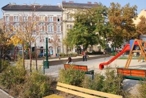een park met een speeltuin met een glijbaan bij Peter's appartement in Boedapest