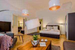 Posteľ alebo postele v izbe v ubytovaní Royal Route Residence
