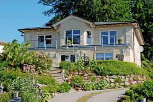 una casa con un giardino davanti di Ferienappartements Gaude Stuv a Ostseebad Sellin