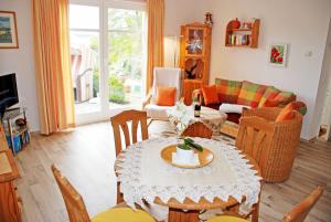un soggiorno con tavolo e sedie di Ferienappartements Gaude Stuv a Ostseebad Sellin Altre 10 foto