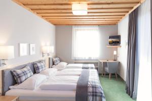 Posteľ alebo postele v izbe v ubytovaní Hotel Gasthof Zum Kirchenwirt