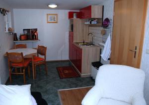 una piccola cucina con tavolo e una cucina con divano di Ferienwohnung in Thiessow auf der a Thiessow