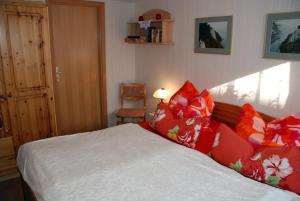 a bedroom with a bed with red and white pillows at Ferienwohnung in Thiessow auf der in Thiessow
