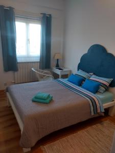 a bedroom with a large bed with a blue headboard at sobe Divna in Velika Mlaka