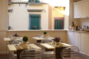 Кухня или мини-кухня в La Fontanina Suites
