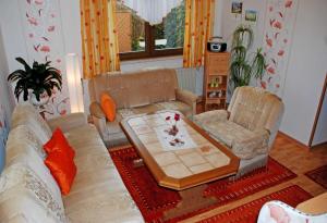 a living room with two couches and a coffee table at Ferienwohnung Sehlen auf Ruegen in Sehlen