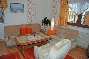 a living room with a couch and a coffee table at Ferienwohnung Sehlen auf Ruegen in Sehlen