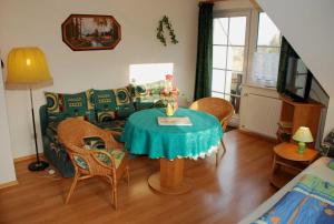 BlieschowにあるFerienwohnungen Lancken_Granitzのリビングルーム(テーブル、ソファ付)