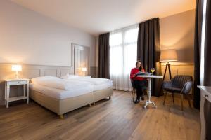 En eller flere senger på et rom på Hotel Emmental