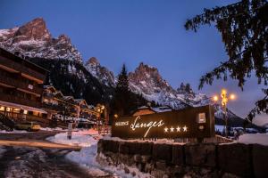 un hotel in montagna di notte nella neve di Residence Langes a San Martino di Castrozza