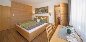 Postelja oz. postelje v sobi nastanitve Haus Lackner am Weissensee in Kärnten